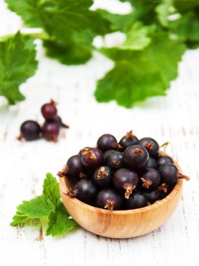 Siyah frenk üzümü ile kase