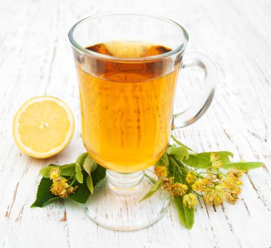 Bir fincan ıhlamur çiçekli bitki çayı.