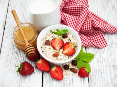 çilek ile müsli