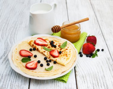 Çilek ve yaban mersini ile krep