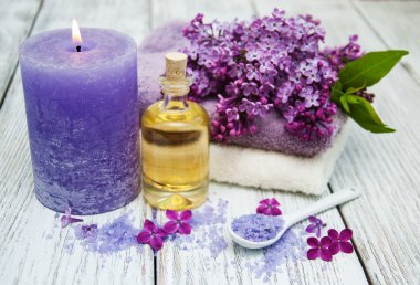 Eflatun çiçekler ile Spa ayarı