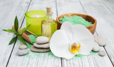 Spa Ürünleri ve beyaz orkide