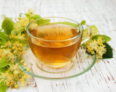 Bir fincan ıhlamur çiçekli bitki çayı.