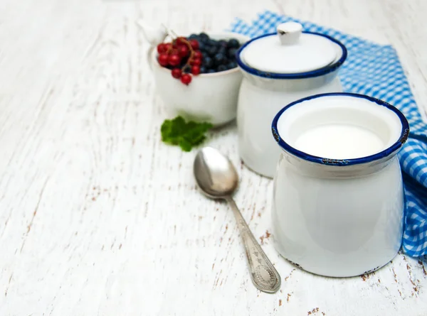 Домашний йогурт на столе — стоковое фото