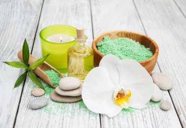 Spa Ürünleri ve beyaz orkide