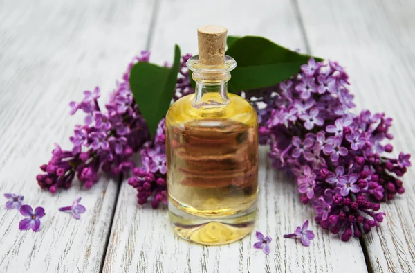 Väsentliga aromaolja i lila — Stockfoto