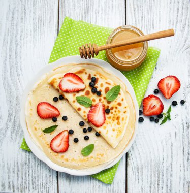 Çilek ve yaban mersini ile krep