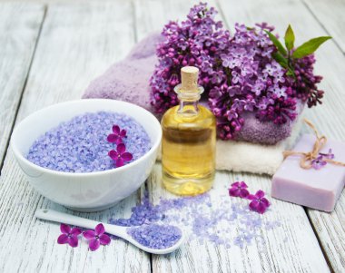 Eflatun çiçekler ile Spa ayarı