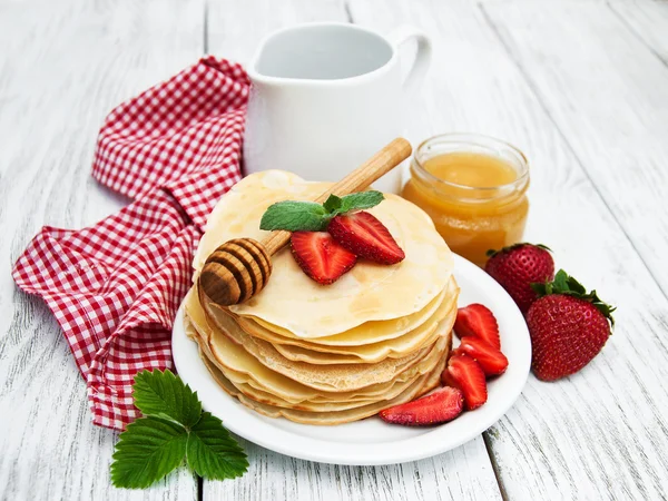 Pancakes with strawberries — Stock Photo, Image