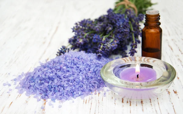 Lavendel, Meersalz und Kerze — Stockfoto