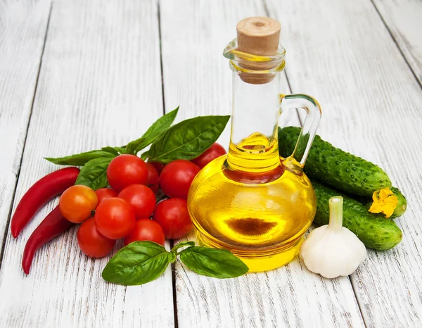 Свежий овощ с оливковым маслом — стоковое фото