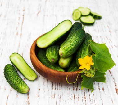 Masada taze salatalık var.