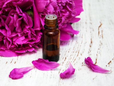 Şakayık çiçekleri ve masaj yağları