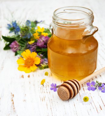 Bal ve kır çiçekleri