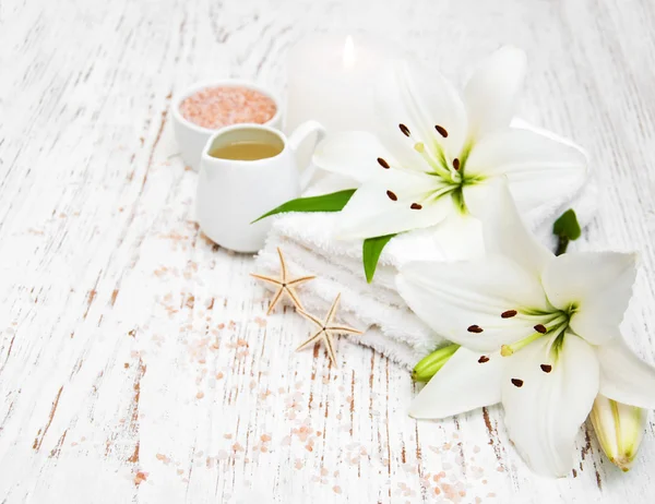 Lázeňské produkty s bílou lilii — Stock fotografie