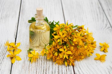 St. John özütüyle dolu bir şişe.