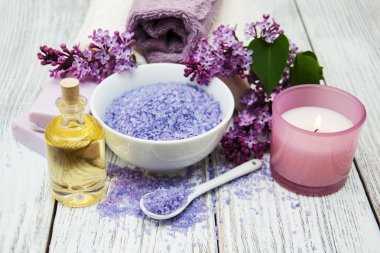 Eflatun çiçekler ile Spa ayarı
