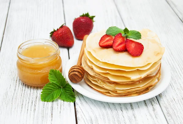 Pfannkuchen mit Erdbeeren — Stockfoto