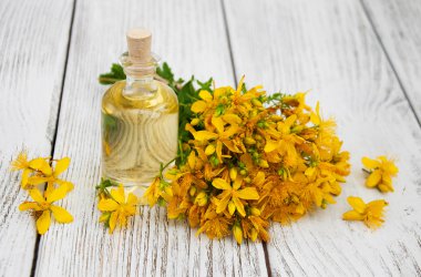 St. John özütüyle dolu bir şişe.