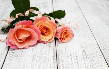 Ahşap arka planda pembe güller