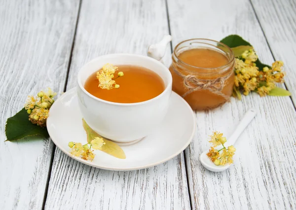 Kopje kruidenthee met lindebloemen — Stockfoto