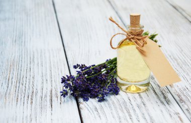 Petrol, boş etiket ve lavanta çiçekleri ile şişe