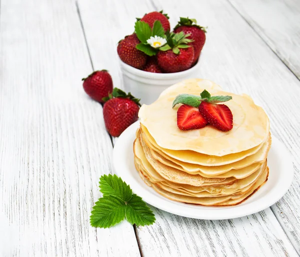 Pfannkuchen mit Erdbeeren — Stockfoto