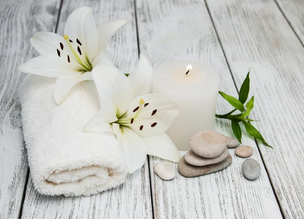 Lázeňské produkty s bílou lilii — Stock fotografie