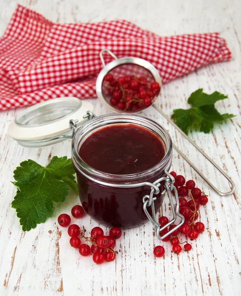 Redcurrants masaya jam — Stok fotoğraf