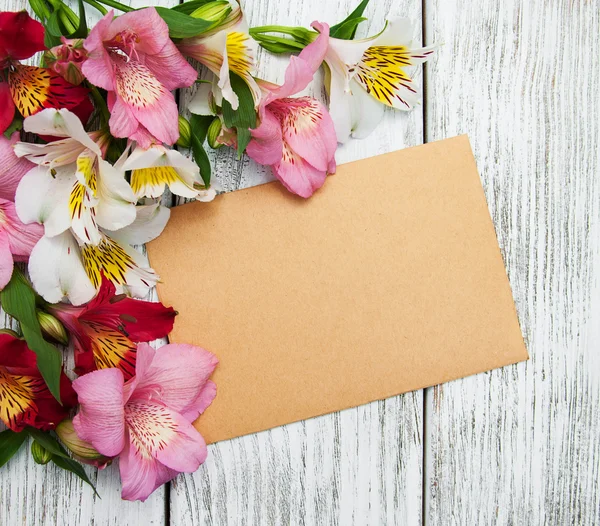 Tarjeta de papel con flores de alstroemeria —  Fotos de Stock