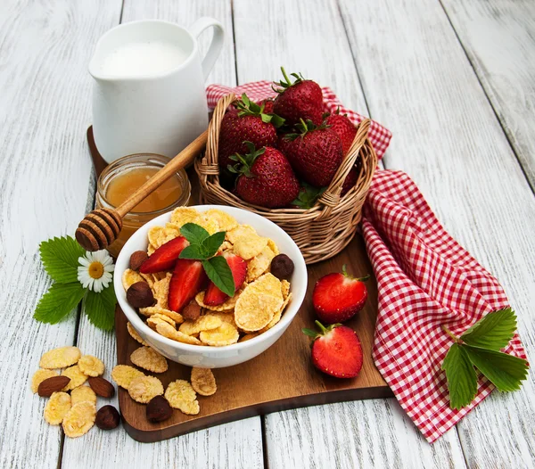 Müsli mit Erdbeeren — Stockfoto