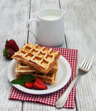 Çilekli ve naneli Belçika waffleları