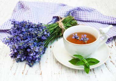 Fincan çay ve lavanta çiçekleri