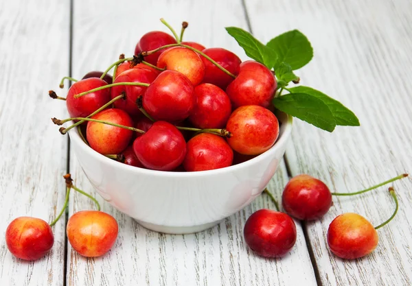 Tigela com cereja doce alegre — Fotografia de Stock