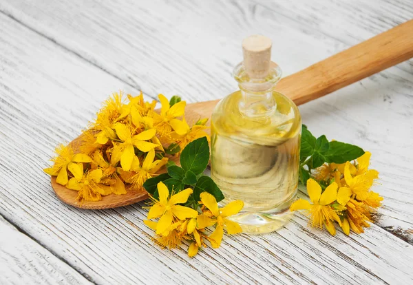 St. John özütüyle dolu bir şişe.