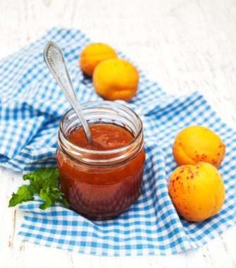 Masanın üzerine kayısı reçel