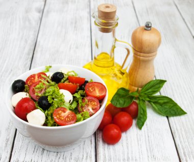 mozarella peyniri ve sebze salatası