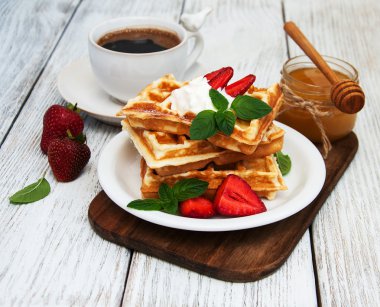 Çilekli ve naneli Belçika waffleları
