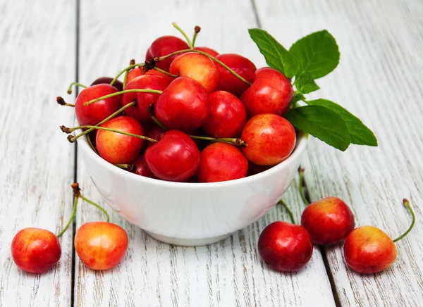 Tigela com cereja doce alegre — Fotografia de Stock