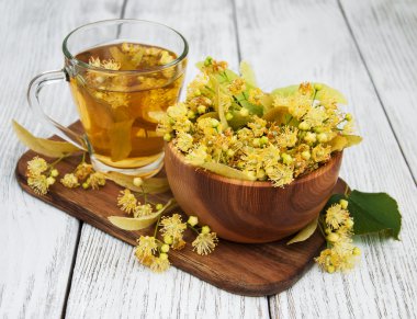 Bir fincan ıhlamur çiçekli bitki çayı.