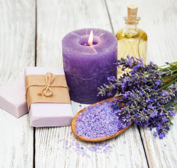 Spa products and lavender flowers — Stock Photo, Image