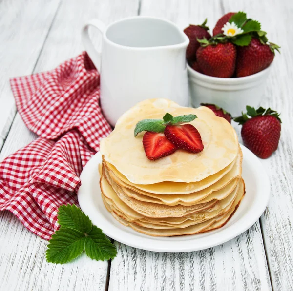 Pfannkuchen mit Erdbeeren — Stockfoto