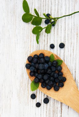 Eski ahşap arka plan üzerinde yaban mersini