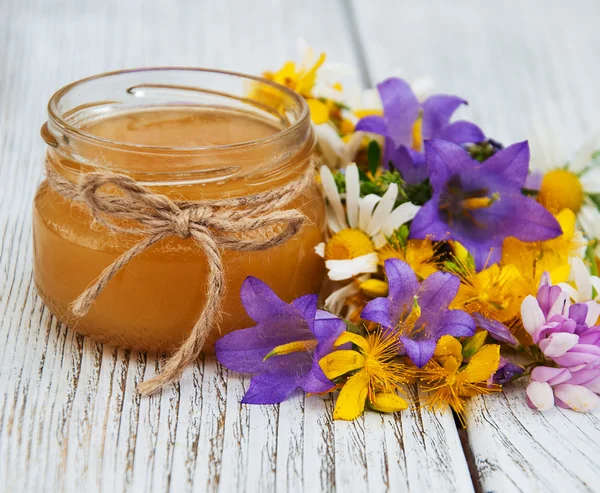 Pot met honing met wilde bloemen — Stockfoto
