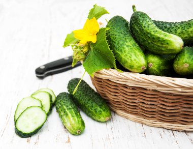 Bir tablo üzerinde taze salatalık