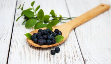 Eski ahşap arka plan üzerinde yaban mersini