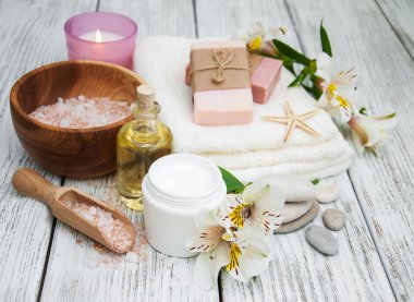 Alstroemeria çiçekler ile Spa kompozisyon