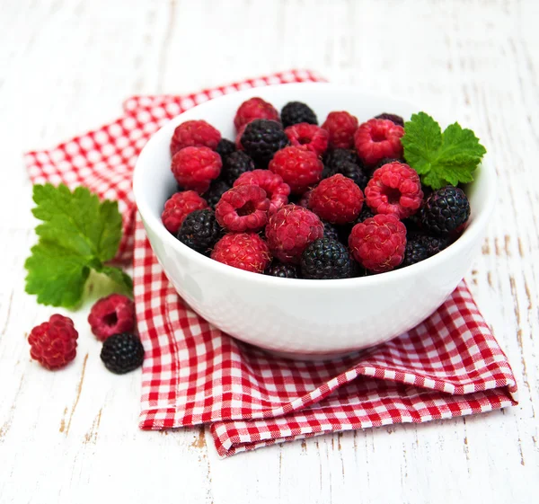 Bowl with Blackberries and raspberries — Stock Photo, Image