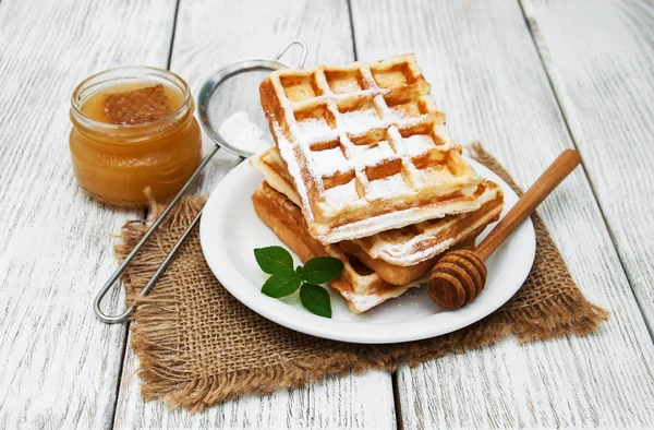 Belgische Waffeln auf dem Tisch — Stockfoto