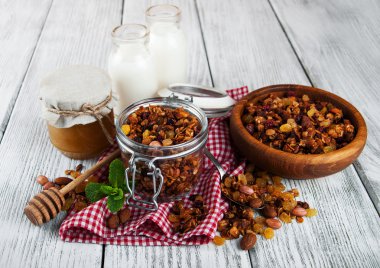 Ahşap bir masa üzerinde ev yapımı granola